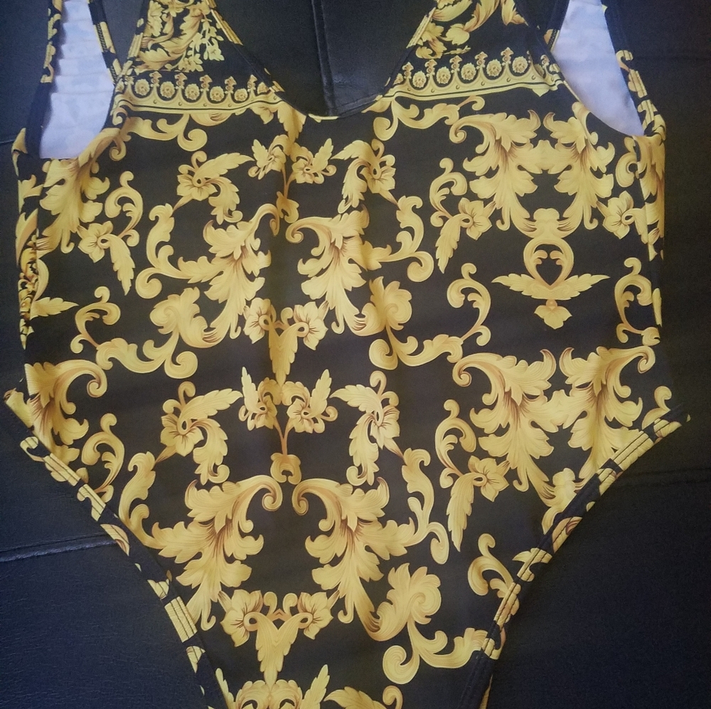 Women 1-piece bathing suit size small made by Prettylittlething